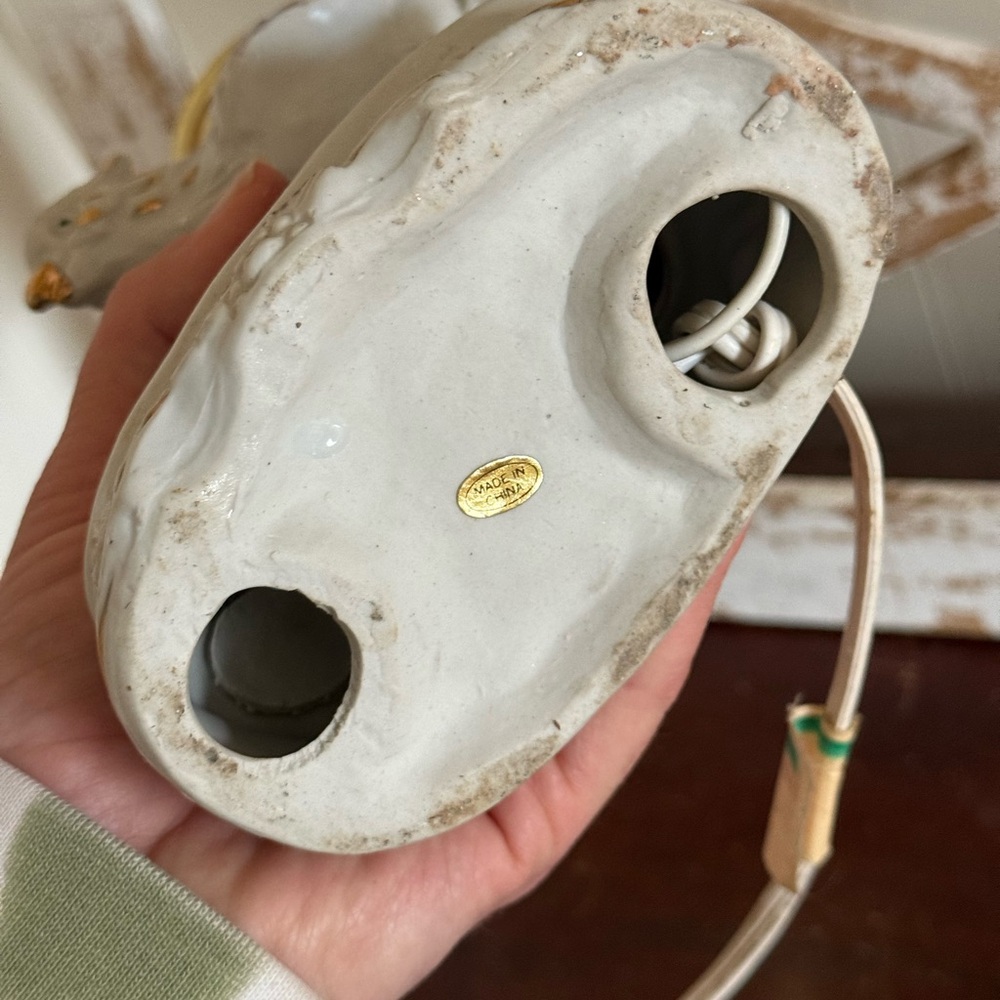 Elegant Vintage Ceramic Bird Lamp with Gold Accents - Picture 5 of 8